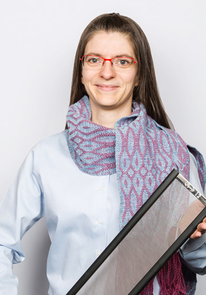 Maryse Giroux avec un foulard tissé à la main qui tient un ros Séguin